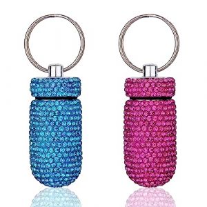 GOUWEIBA 2 Pcs Pilulier Portable avec Porte-clés, Pilulier Étanche, Mini Porte-pilules Petite Boîte à Porte-Médicament Conteneur Bling Strass pour Voyage En Plein Air (Bleu lacustre + Rouge rosé) (An Grocery Store, neuf)