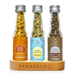 TEABALLS® Service à thé Feel Good avec 3 tasses de thé bio chaud sans sucre au gingembre et curcuma, chai latte, bonjour + présentoir en bois pour environ 90 à 225 tasses de thé bio chaud sans sucre (Teaballs GmbH, neuf)