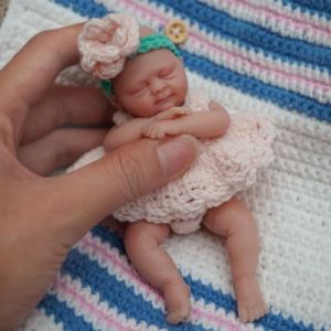 MYREBABY Mini poupée Reborn Ellie de 11,4 cm en silicone réaliste pour soulager le stress pour enfants, TDAH, autisme, personnes âgées, mères en deuil (Blrags, neuf)
