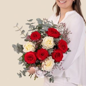 Bouquet de roses rouges et blanches Amour absolu - Interflora