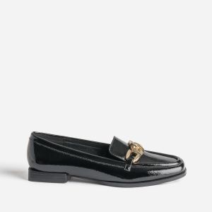 Mocassin noir verni avec cha&icirc;ne dor&eacute;e