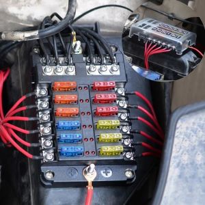 Boîte à Fusibles 12 Voies Porte-Fusible Étanche de Bateau de Voiture Goujon M5 avec Indicateur LED 12V‑32V