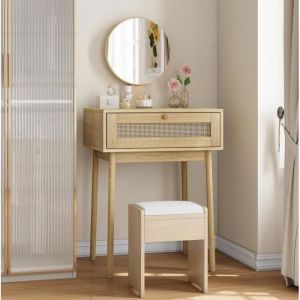 Une coiffeuse en rotin avec miroir coiffeuse compacte dans la chambre coiffeuse mignonne (sans chaises)