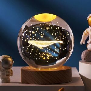 Veilleuse Boule de Cristal 3D6cm Crystal Ball Night LightLampe de Nuit Boule de Verre avec Base en Bois lumière chaude Baleine
