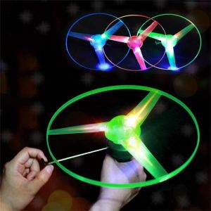 Hélice Volante Enfant Disque Volant avec Lanceur Libellule Bambou Skyrocopter Jouet Volant Enfant 3 Ans LED Jouet Lumineux(3PCS)