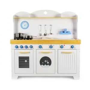 La charmante cuisine en bois de Saint-Tropez avec les accessoires