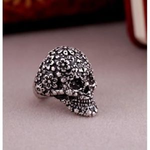Bague tete de mort recouverte de fleur argent