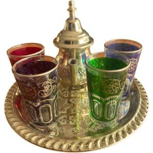 Service &agrave; Th&eacute; Marocain Artisanal : Th&eacute;i&egrave;re de 350 ml avec Plateau en Laiton Dor&eacute; Grav&eacute; et 4 Verres &agrave; Th&eacute; &ndash; De F&egrave;s