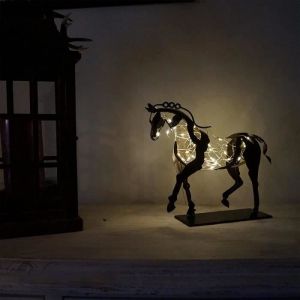 Statue de cheval en m&eacute;tal moderne &eacute;clair&eacute;e par LED - Marron - D&eacute;coration de jardin - Taille 20x24cm