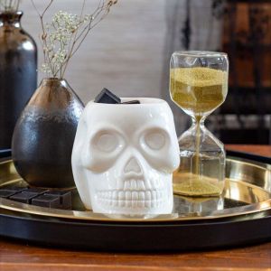Lampe &agrave; parfum Candle Brothers design t&ecirc;te de mort diffuseur en c&eacute;ramique HxLxP : 12x12x125 cm pour Halloween