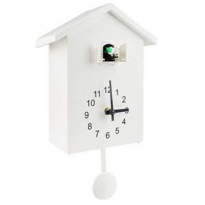 Horloge Murale Nordique avec Oiseau Coucou – Loiseau sort par la fenêtre pour indiquer lheure.