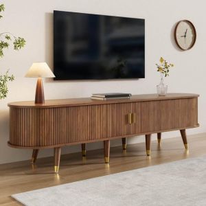 Meuble TV bas 175 cm avec porte coulissante en rotin aspect noyer avec compartiments ouverts et tiroirs style maison de campagne