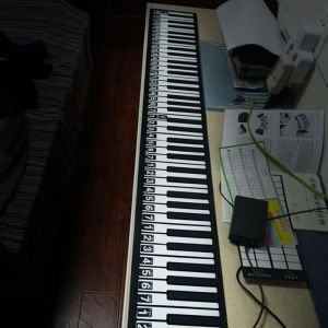 ZHU Piano portable Haut-parleur intégré pédale 88 Synthetiseur Touches Affichage LED pliable Roulés à la main USB clavier neuf