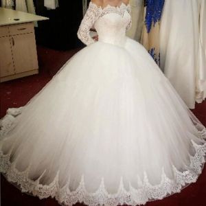 Robe de bal manches longues robes de mariée encolure bateau dentelle appliques hors épaule robes de mariée cristal ceintures