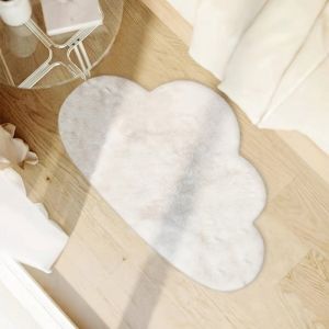 Tapis blanc en polyester forme nuage tissage irr&eacute;gulier uni id&eacute;al pour les chambres les salons et les bureaux. Lavable en