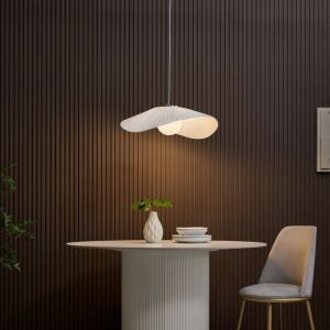 Grande suspension a&eacute;rienne courb&eacute;e en m&eacute;tal et textile blanc - Odalia