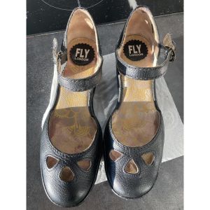 Fly London  Sandales Sandales Fly London mod&egrave;le YUNA Noir