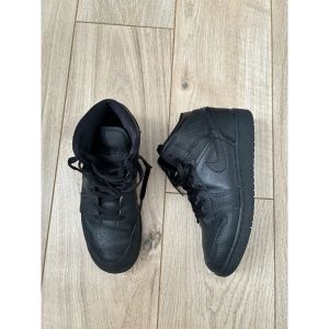 Nike  Baskets montantes Jordan mid noir