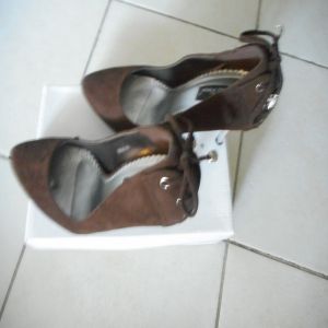 Belle Women  Chaussures escarpins Escarpins marrons nubuck, talon argenté, avec petits laçets au d