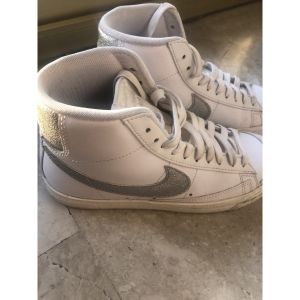 Baskets montantes Nike Baskets Nike Blazer Mid Blanches et argentées - Couleur 37 1/2 - Taille Blanc