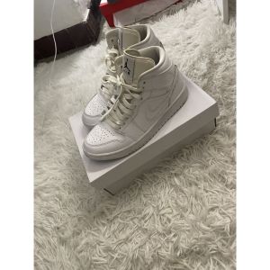 Nike  Baskets montantes basket jordan one blanche