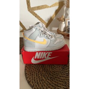 Nike  Baskets montantes Nike dunk hight melon