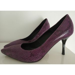 éram  Chaussures escarpins Escarpins violet talons 8 cm T.39 tout cuir, en très bon état