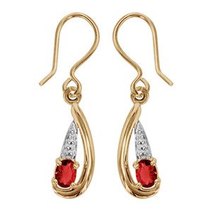 Boucles d'oreilles pendantes en plaqué or collection joaillerie oxyde ovale rouge au creux d'une vague lisse avec partie ouvragée au dessus et fermoir crochet