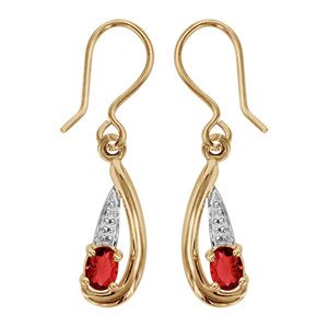 Boucles d'oreilles pendantes en plaqué or collection joaillerie oxyde ovale rouge au creux d'une vague lisse avec partie ouvragée au dessus et fermoir crochet