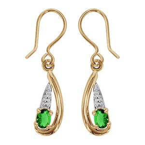 Boucles d'oreilles pendantes en plaqué or collection joaillerie oxyde ovale vert au creux d'une vague lisse avec partie ouvragée au dessus et fermoir crochet