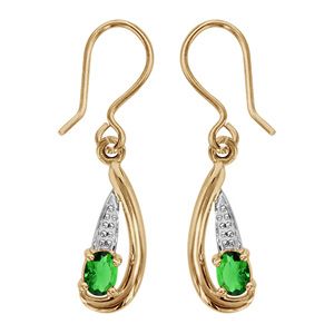 Boucles d'oreilles pendantes en plaqué or collection joaillerie oxyde ovale vert au creux d'une vague lisse avec partie ouvragée au dessus et fermoir crochet