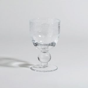 Verre &agrave; pied en verre bull&eacute; transparent