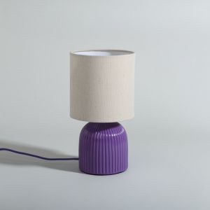 Lampe en c&eacute;ramique stri&eacute;e violette et abat-jour en polyester recycl&eacute; cr&egrave;me
