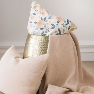 Plaid uni textur&eacute; en jacquard de coton rose 130x220