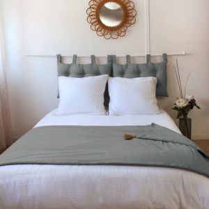 Edredon en coton avec pompons gris clair 190 x 90 cm