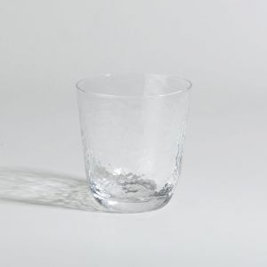 Gobelet en verre transparent martel&eacute;