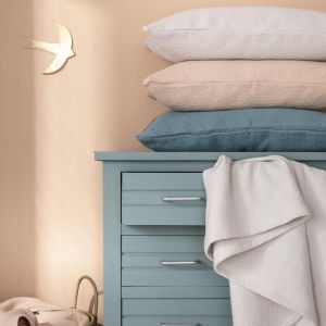 Plaid uni textur&eacute; en jacquard de coton greige 130x220