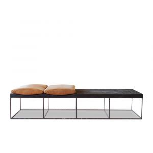 Grand banc scandinave en bois noir et coussins camel