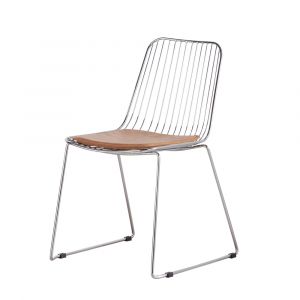 Chaise en acier chrom&eacute; et coussin marron effet cuir vieilli