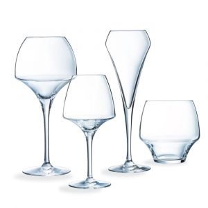 Ensemble de 24 verres &agrave; pied et gobelets en verre