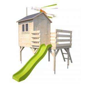 Cabane en bois sur pilotis avec toboggan pour enfants