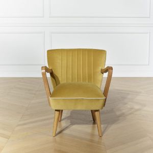Fauteuil style scandinave en h&eacute;v&eacute;a et velours jaune moutarde