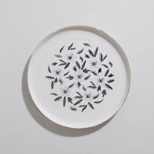 Assiette plate en c&eacute;ramique blanche motifs floraux tricolores