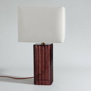 Lampe en verre bordeaux et abat-jour en polyester recycl&eacute; cr&egrave;me