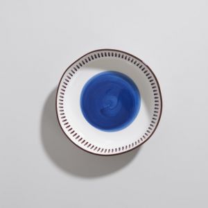 Assiette creuse en c&eacute;ramique bleue, marron et blanche