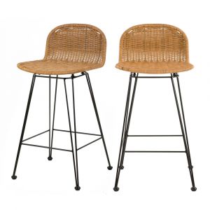 Lot de 2 chaises de bar mi-hauteur 63 cm en r&eacute;sine tress&eacute;e marron