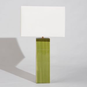 Lampe en gr&egrave;s vert effet zellige et abat-jour carr&eacute; en polyester recycl&eacute; cr&egrave;me