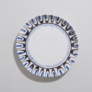 Assiette plate en c&eacute;ramique bleue, marron et blanche