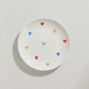 Assiette &agrave; dessert en porcelaine blanche motifs coeurs tricolores