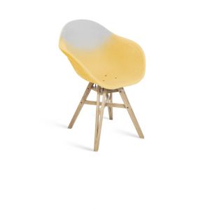Fauteuil en plastique recyclé balnc et jaune, pied en chêne français